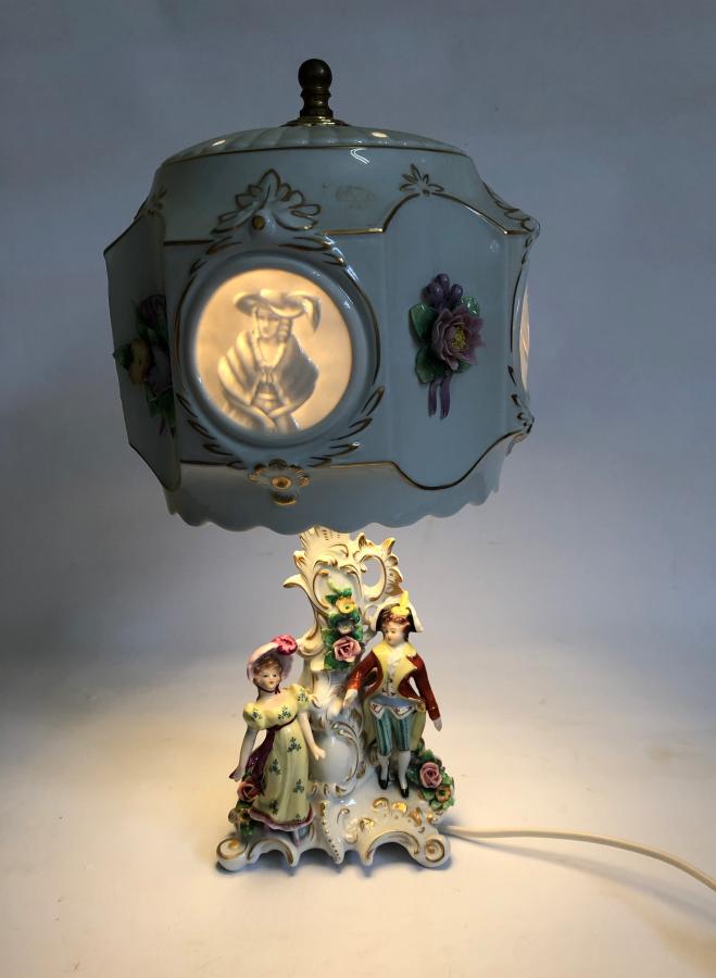 pair of figures as a lithophanie lamp