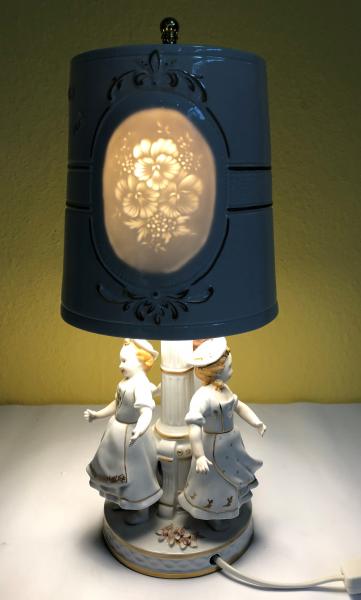 dancing children with Lithophanie lampshade